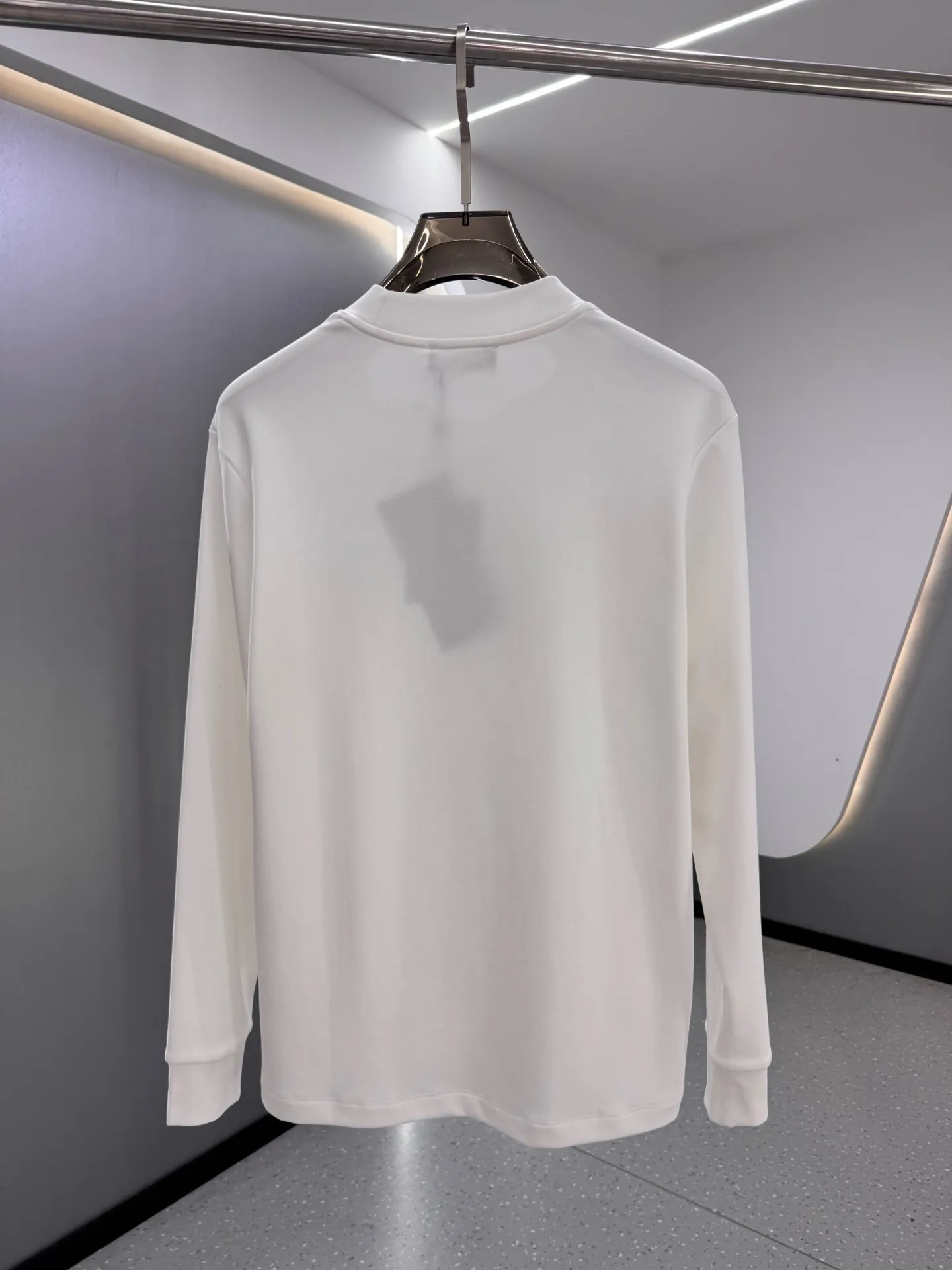 P220 Stone Island 2025 autumn and winter men's latest trade order mid-collar bottoming shirt, in full condition! ! Designed with logo embroidery! Customized 100% pure cotton fabric! Weighing 330g, the upper body is comfortable and breathable, not stiff, and has a rich three-dimensional feel overall. It is a quality export order that meets the simple needs of commuters. The upper body effect is very good, slimming, and not picky about the figure. The fabric workmanship is impeccable. Black White Size: XS-2XL
